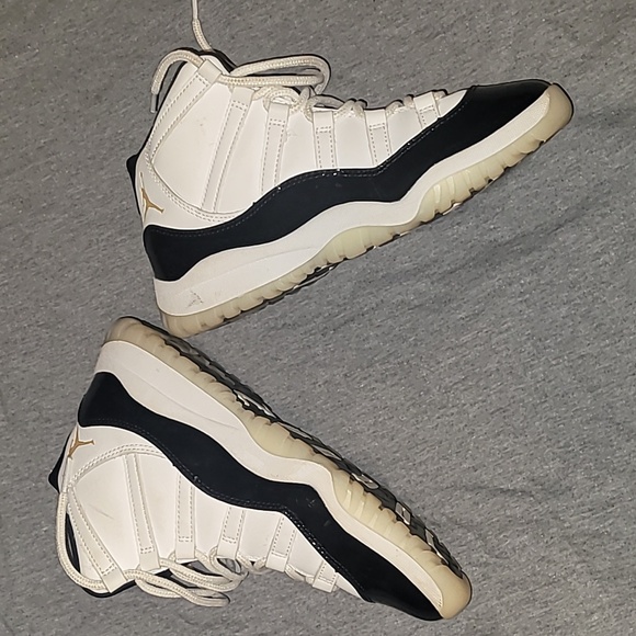 Nike Air Jordan 11s - Picture 3 of 9